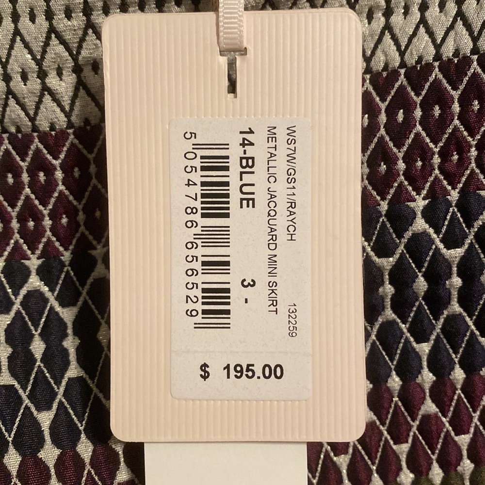 Mini skirt w/quilted details. Brand new with tags, never worn - Picture 6 of 6